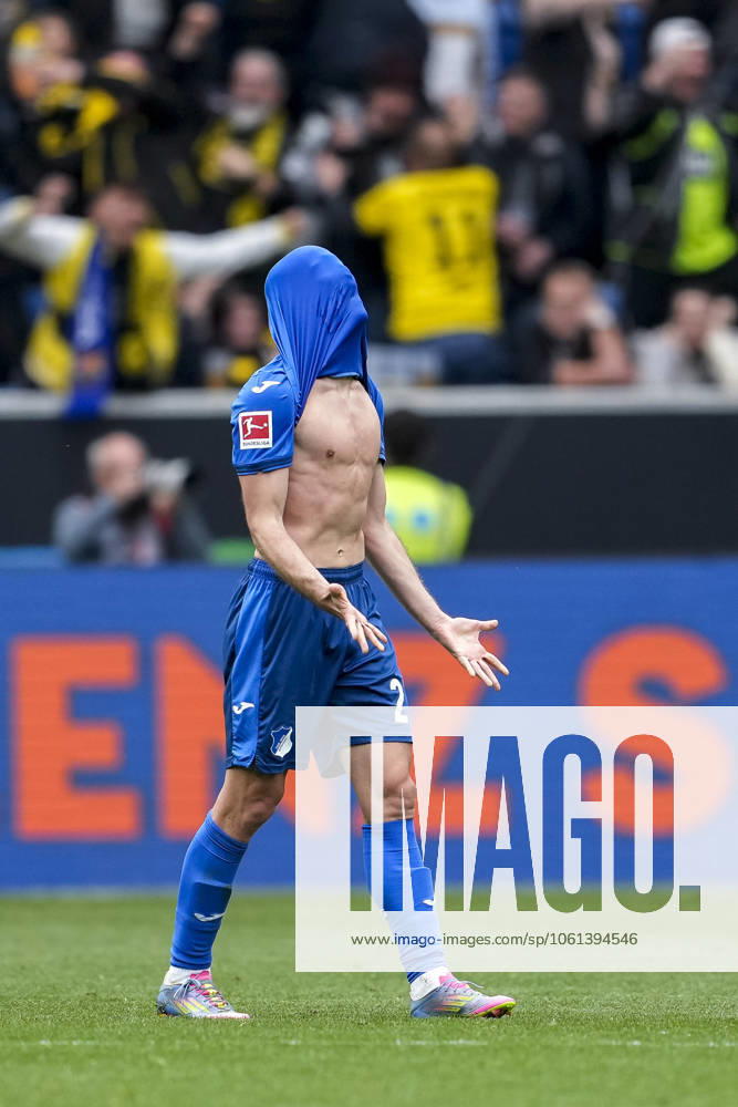 Andrej Kramaric (Hoffenheim, 27), Spieler der TSG 1899 Hoffenheim, Freisteller, Ganzkörper, Einzelbild, Einzelfoto, Aktion, Action, enttäuscht schauend, Enttäuschung, Frustration, disappointed, pessimistisch, nach dem Gegentor zum 2:3, Spielszene, 26.04.2025, Sinsheim (Deutschland), Fussball, Bundesliga, TSG 1899 Hoffenheim - Borussia Dortmund, DFB DFL REGULATIONS PROHIBIT ANY USE OF PHOTOGRAPHS AS IMAGE SEQUENCES AND OR QUASI-VIDEO.