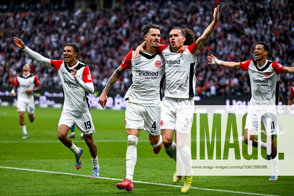 Robin Koch (Eintracht Frankfurt, 04) und Arthur Theate (Eintracht Frankfurt, 03) bejubeln das Tor zum 4:0, dahinter Jean-Matteo Bahoya (Eintracht Frankfurt, 19) und Hugo Ekitike (Eintracht Frankfurt, 11), GER, Eintracht Frankfurt vs. RB Leipzig, Fussball, 1. Bundesliga, 31. Spieltag, Saison 2024 2025, 26.04.2025. DFL REGULATIONS PROHIBIT ANY USE OF PHOTOGRAPHS as IMAGE SEQUENCES and or QUASI-VIDEO. GER, Eintracht Frankfurt vs. RB Leipzig, Fussball, 1. Bundesliga, 31. Spieltag, Saison 2024 2025, 26.04.2025. Frankfurt am Main