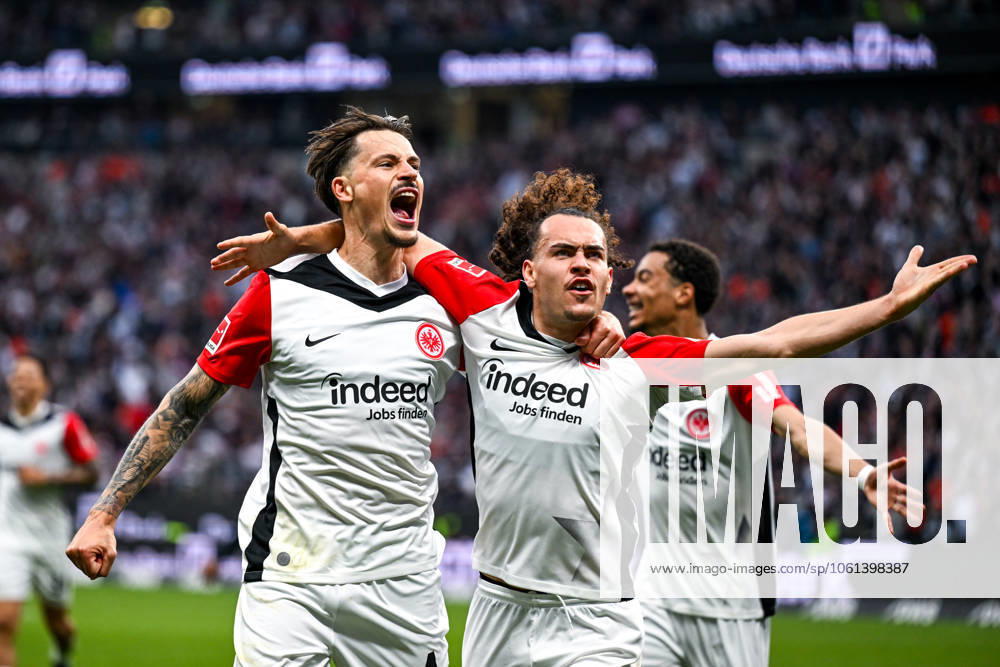 Robin Koch (Eintracht Frankfurt, 04) und Arthur Theate (Eintracht Frankfurt, 03) bejubeln das Tor zum 4:0, GER, Eintracht Frankfurt vs. RB Leipzig, Fussball, 1. Bundesliga, 31. Spieltag, Saison 2024 2025, 26.04.2025. DFL REGULATIONS PROHIBIT ANY USE OF PHOTOGRAPHS as IMAGE SEQUENCES and or QUASI-VIDEO. GER, Eintracht Frankfurt vs. RB Leipzig, Fussball, 1. Bundesliga, 31. Spieltag, Saison 2024 2025, 26.04.2025. Frankfurt am Main