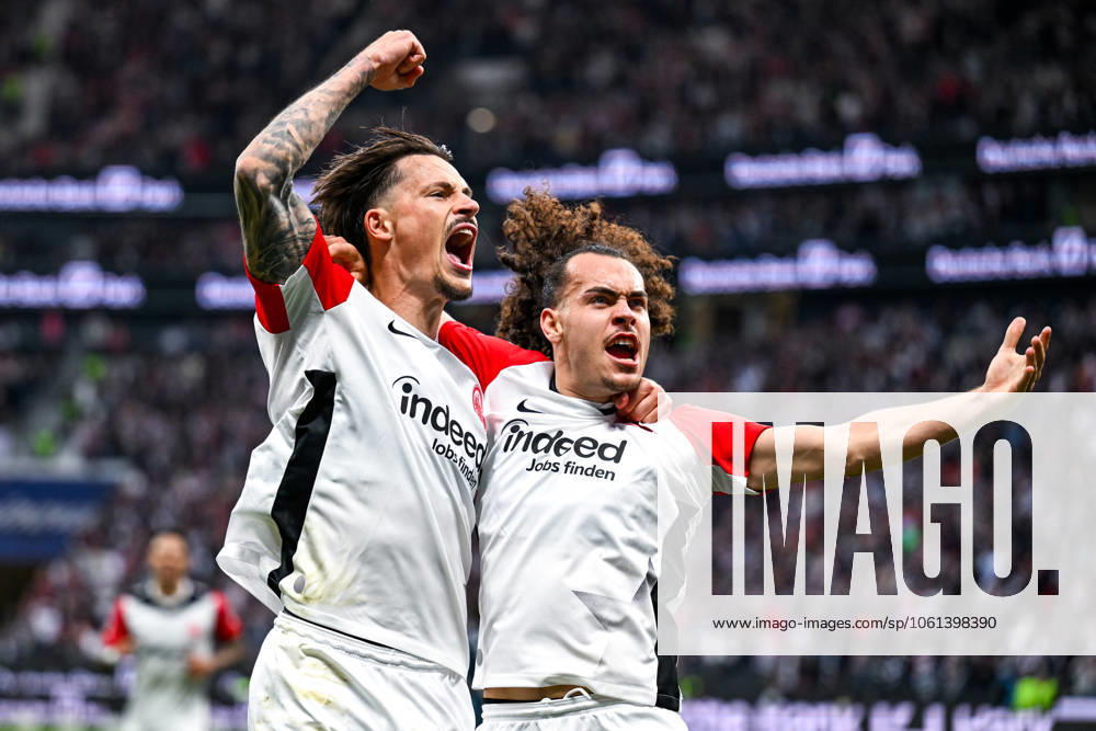 Robin Koch (Eintracht Frankfurt, 04) und Arthur Theate (Eintracht Frankfurt, 03) bejubeln das Tor zum 4:0, GER, Eintracht Frankfurt vs. RB Leipzig, Fussball, 1. Bundesliga, 31. Spieltag, Saison 2024 2025, 26.04.2025. DFL REGULATIONS PROHIBIT ANY USE OF PHOTOGRAPHS as IMAGE SEQUENCES and or QUASI-VIDEO. GER, Eintracht Frankfurt vs. RB Leipzig, Fussball, 1. Bundesliga, 31. Spieltag, Saison 2024 2025, 26.04.2025. Frankfurt am Main