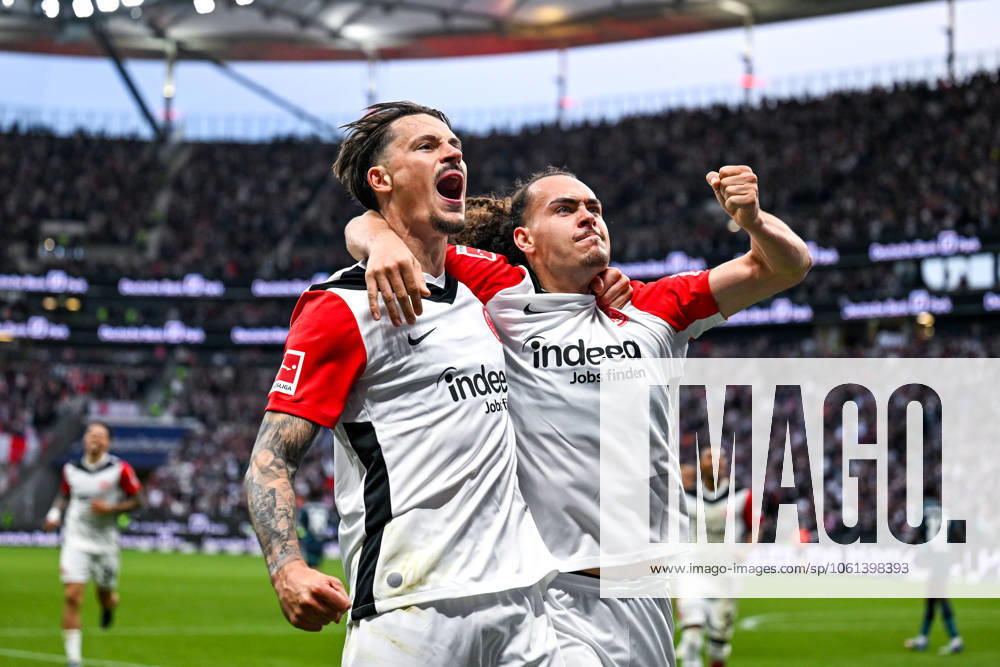 Robin Koch (Eintracht Frankfurt, 04) und Arthur Theate (Eintracht Frankfurt, 03) bejubeln das Tor zum 4:0, GER, Eintracht Frankfurt vs. RB Leipzig, Fussball, 1. Bundesliga, 31. Spieltag, Saison 2024 2025, 26.04.2025. DFL REGULATIONS PROHIBIT ANY USE OF PHOTOGRAPHS as IMAGE SEQUENCES and or QUASI-VIDEO. GER, Eintracht Frankfurt vs. RB Leipzig, Fussball, 1. Bundesliga, 31. Spieltag, Saison 2024 2025, 26.04.2025. Frankfurt am Main