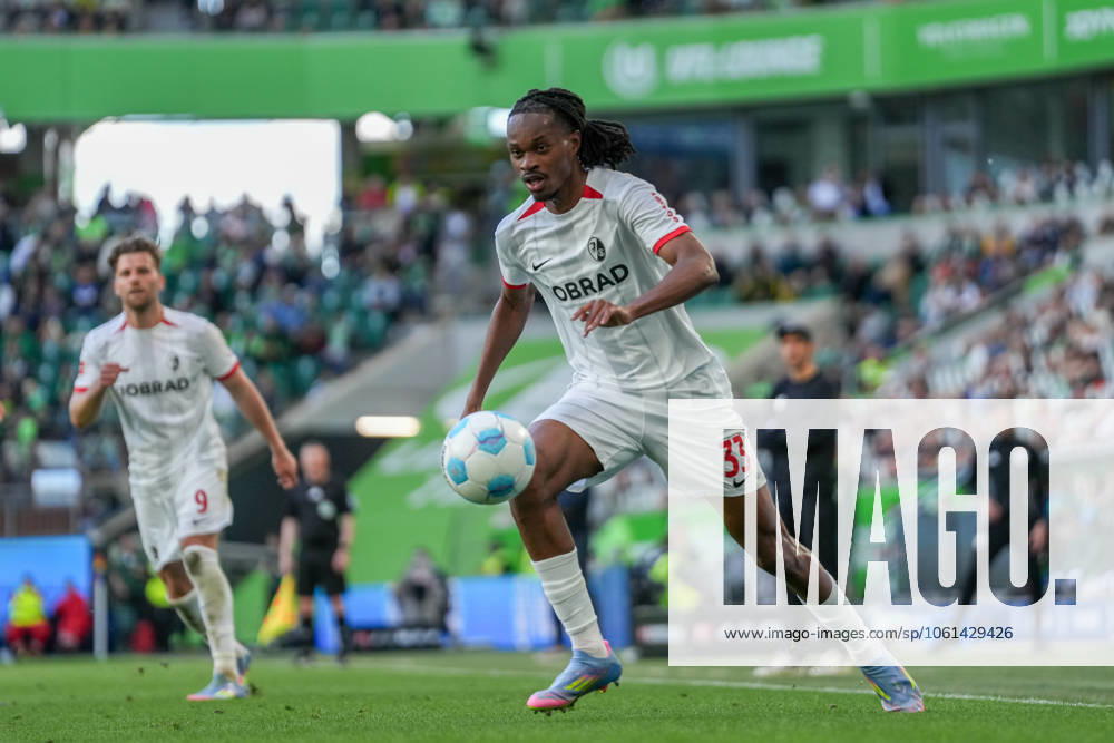 Jordy Makengo (SC Freiburg, 33) am Ball , Deutschland, Fussball, 1. Bundesliga, 31.Spieltag, 2024 2025, VfL Wolfsburg vs. SC Freiburg, 26.04.2025, Volkswagen Arena, Wolfsburg, Deutschland DFL REGULATIONS PROHIBIT ANY USE OF PHOTOGRAPHS AS IMAGE SEQUENCES AND OR QUASI-VIDEO. Wolfsburg Volkswagen Arena Niedersachsen Deutschland