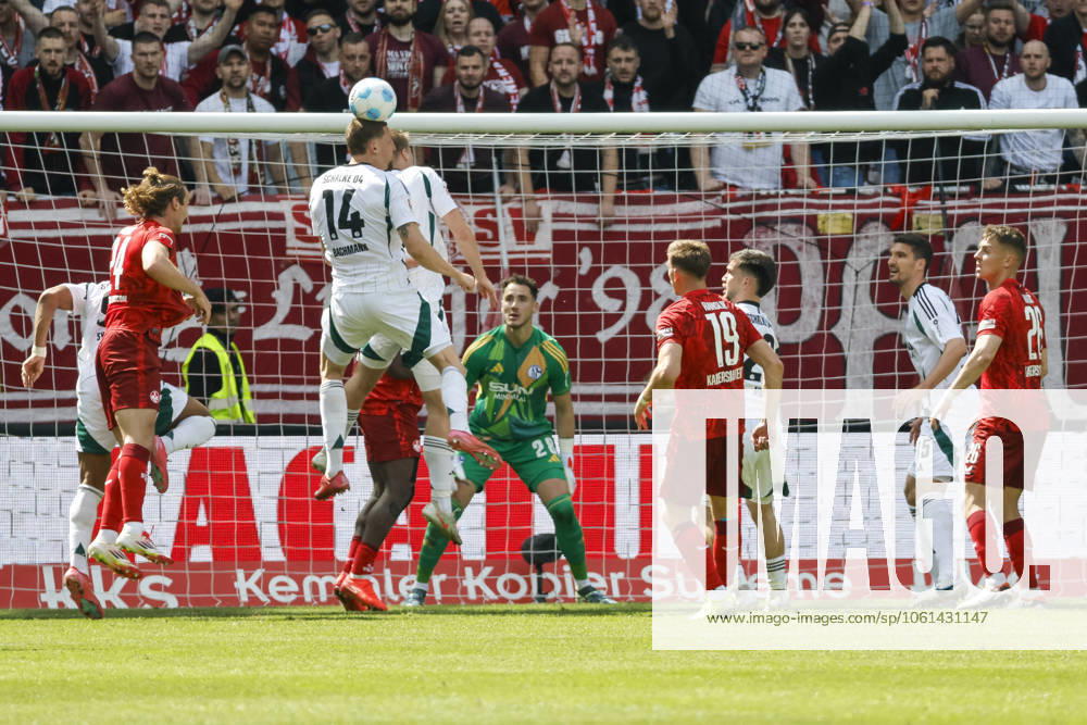 Im Strafraum von FC Schalke 04 , Deutschland, Fussball, 2. Bundesliga, 31.Spieltag, 2024 2025, 1.FC Kaiserslautern vs. FC Schalke 04, 27.04.2025, Fritz-Walter-Stadion, Kaiserslautern, Deutschland DFL REGULATIONS PROHIBIT ANY USE OF PHOTOGRAPHS AS IMAGE SEQUENCES AND OR QUASI-VIDEO. Kaiserslautern Fritz-Walter-Stadion Baden-Württemberg Deutschland