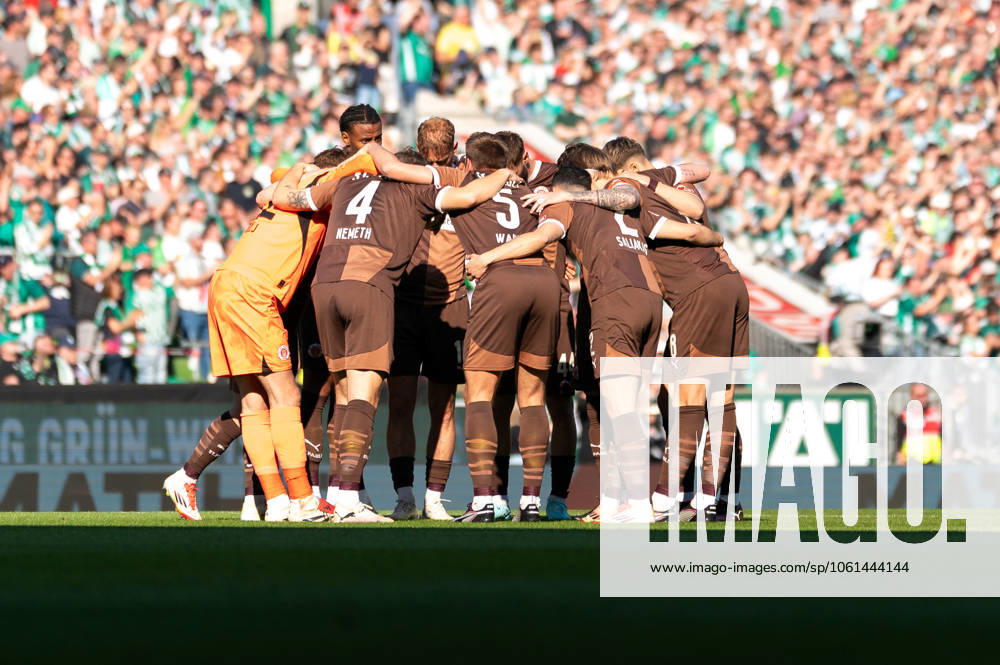 St. Pauli Mannschaft beim Kreis vor Anpfiff, GER, SV Werder Bremen vs. FC St. Pauli, Fußball, Bundesliga, Spieltag 31, Saison 2024 2025, 27.04.2025 DFL REGULATIONS PROHIBIT ANY USE OF PHOTOGRAPHS AS IMAGE SEQUENCES AND OR QUASI-VIDEO GER, SV Werder Bremen vs. FC St. Pauli, Fußball, Bundesliga, Spieltag 31, Saison 2024 2025, 27.04.2025 Bremen