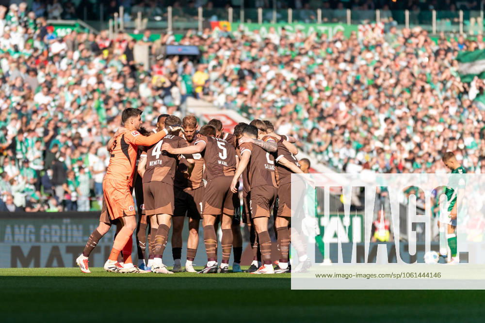 St. Pauli Mannschaft beim Kreis vor Anpfiff, GER, SV Werder Bremen vs. FC St. Pauli, Fußball, Bundesliga, Spieltag 31, Saison 2024 2025, 27.04.2025 DFL REGULATIONS PROHIBIT ANY USE OF PHOTOGRAPHS AS IMAGE SEQUENCES AND OR QUASI-VIDEO GER, SV Werder Bremen vs. FC St. Pauli, Fußball, Bundesliga, Spieltag 31, Saison 2024 2025, 27.04.2025 Bremen