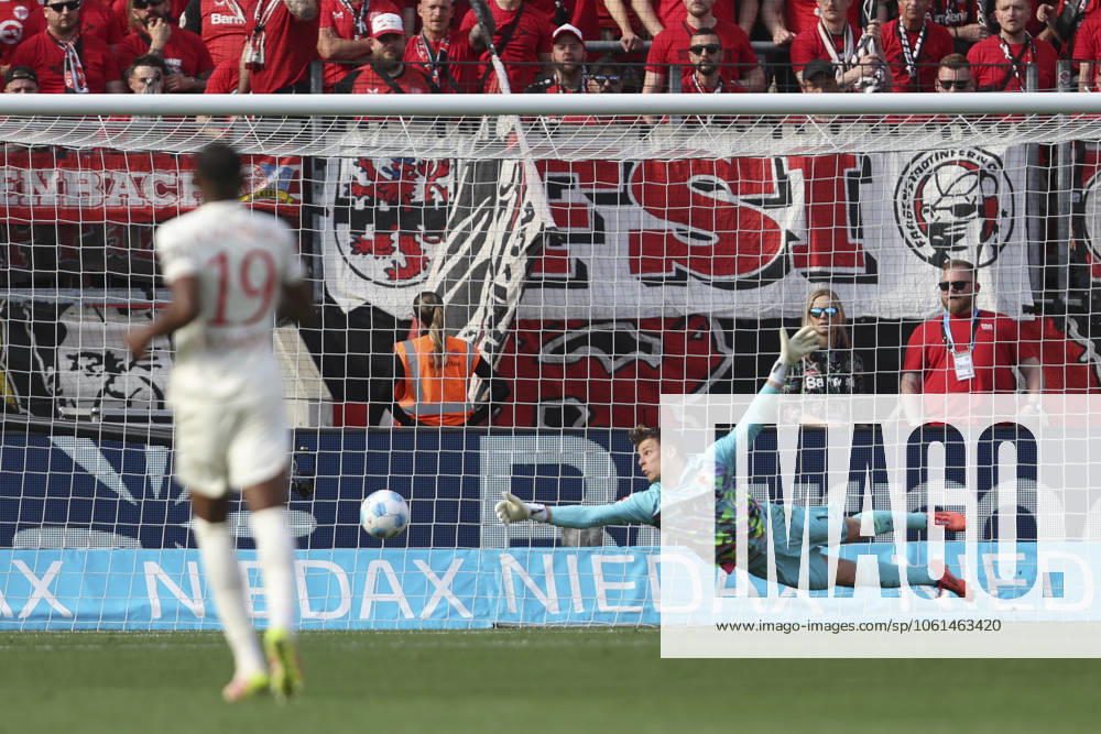 Torwart Finn Dahmen (FC Augsburg) in Aktion, am Ball, Einzelaktion waehrend des Spiels der 1. Bundesliga zwischen Bayer 04 Leverkusen und FC Augsburg, BayArena am 26. April 2025 in Leverkusen, Deutschland. (Foto von Oliver Kaelke DeFodi Images) +++ Torwart Finn Dahmen (FC Augsburg) controls the ball during the Bundesliga match between Bayer 04 Leverkusen and FC Augsburg at BayArena on April 26, 2025 in Leverkusen, Germany. (Photo by Oliver Kaelke DeFodi Images) DFL regulations prohibit any use of photographs as image sequences and or quasi-video. (Photo by Oliver Kaelke DeFodi Images)