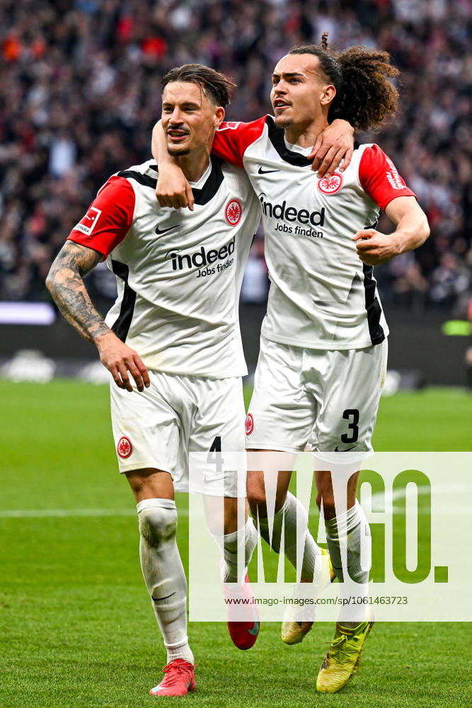 Robin Koch (Eintracht Frankfurt, 04) und Arthur Theate (Eintracht Frankfurt, 03) bejubeln das Tor zum 4:0, GER, Eintracht Frankfurt vs. RB Leipzig, Fussball, 1. Bundesliga, 31. Spieltag, Saison 2024 2025, 26.04.2025. DFL REGULATIONS PROHIBIT ANY USE OF PHOTOGRAPHS as IMAGE SEQUENCES and or QUASI-VIDEO. GER, Eintracht Frankfurt vs. RB Leipzig, Fussball, 1. Bundesliga, 31. Spieltag, Saison 2024 2025, 26.04.2025. Frankfurt am Main
