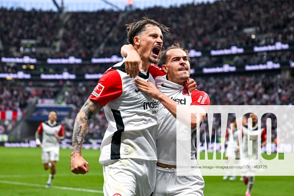 Robin Koch (Eintracht Frankfurt, 04) und Arthur Theate (Eintracht Frankfurt, 03) bejubeln das Tor zum 4:0, GER, Eintracht Frankfurt vs. RB Leipzig, Fussball, 1. Bundesliga, 31. Spieltag, Saison 2024 2025, 26.04.2025. DFL REGULATIONS PROHIBIT ANY USE OF PHOTOGRAPHS as IMAGE SEQUENCES and or QUASI-VIDEO. GER, Eintracht Frankfurt vs. RB Leipzig, Fussball, 1. Bundesliga, 31. Spieltag, Saison 2024 2025, 26.04.2025. Frankfurt am Main