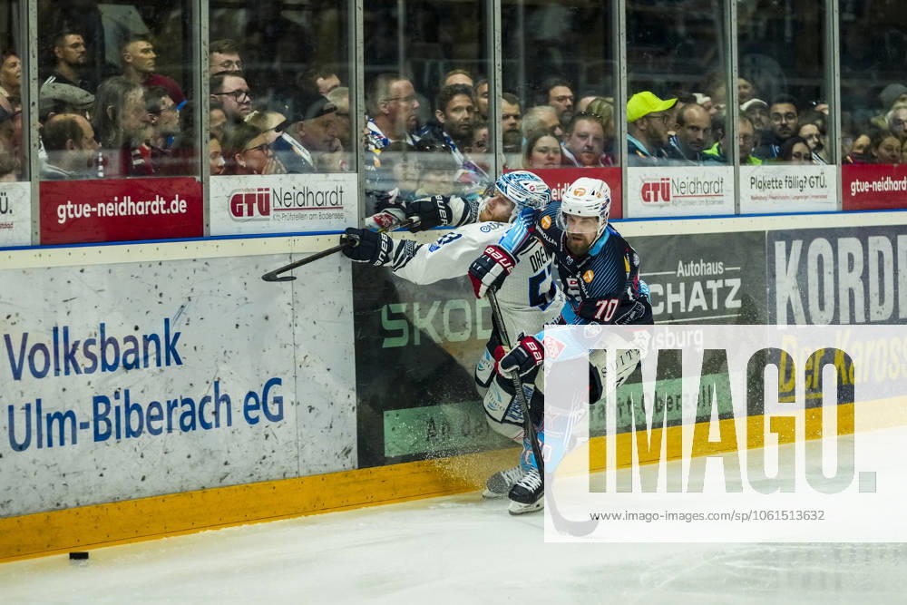 Kampf um den Puck Zweikampf zwischen Maximilian Hadraschek (Towerstars Ravensburg, 70) und Yannick Drews (Dresdner Eisloewen, 53), GER, Ravensburg Towerstars vs. Dresdner Eisloewen, Eishockey, DEL2, Spielzeit 2024 2025, Playoff Finale Spiel 7, 29.04.25 GER, Ravensburg Towerstars vs. Dresdner Eisloewen, Eishockey, DEL2, Spielzeit 2024 2025, Playoff Finale Spiel 7, 29.04.25 Ravenburg