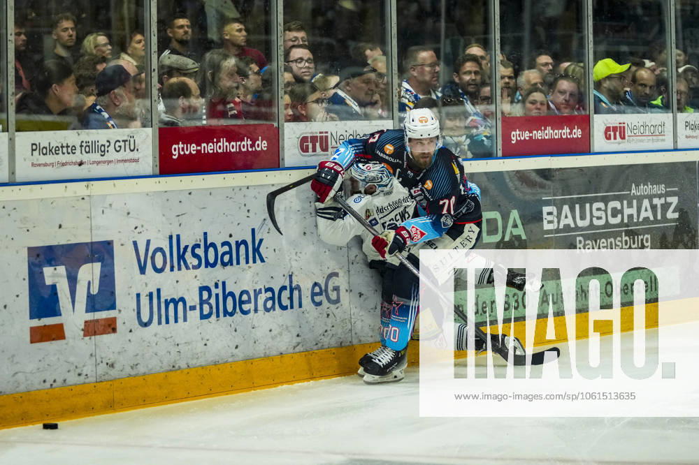 Kampf um den Puck Zweikampf zwischen Maximilian Hadraschek (Towerstars Ravensburg, 70) und Yannick Drews (Dresdner Eisloewen, 53), GER, Ravensburg Towerstars vs. Dresdner Eisloewen, Eishockey, DEL2, Spielzeit 2024 2025, Playoff Finale Spiel 7, 29.04.25 GER, Ravensburg Towerstars vs. Dresdner Eisloewen, Eishockey, DEL2, Spielzeit 2024 2025, Playoff Finale Spiel 7, 29.04.25 Ravenburg