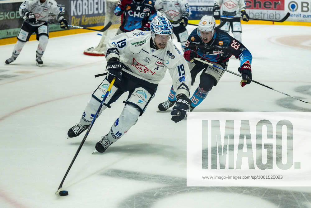 Kampf um den Puck Zweikampf zwischen Niklas Postel (Dresdner Eisloewen, 19) und Luca Hauf (Towerstars Ravensburg, 85), GER, Ravensburg Towerstars vs. Dresdner Eisloewen, Eishockey, DEL2, Spielzeit 2024 2025, Playoff Finale Spiel 7, 29.04.25 GER, Ravensburg Towerstars vs. Dresdner Eisloewen, Eishockey, DEL2, Spielzeit 2024 2025, Playoff Finale Spiel 7, 29.04.25 Ravenburg