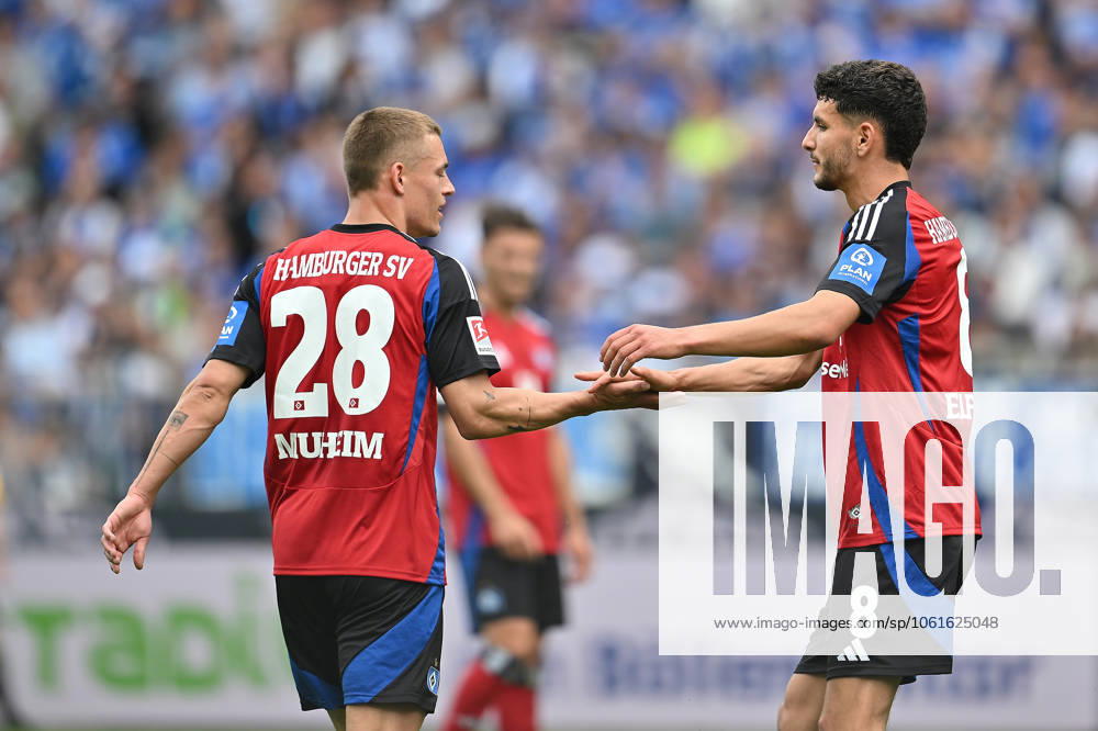 Fussball I Herren I Saison 2024-2025 I 2. Bundesliga I 32. Spieltag I SV Darmstadt 98 - Hamburger SV I 03.05.2025 Miro Muheim (28, Hamburger SV) und Daniel Elfadli (8, Hamburger SV) Darmstadt Böllenfalltor Hessen Deutschland