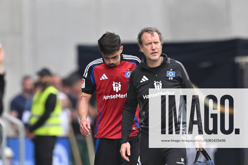Fussball I Herren I Saison 2024-2025 I 2. Bundesliga I 32. Spieltag I SV Darmstadt 98 - Hamburger SV I 03.05.2025 Dennis Hadzikadunic (5, Hamburger SV) muss verletzt vom Feld Darmstadt Böllenfalltor Hessen Deutschland