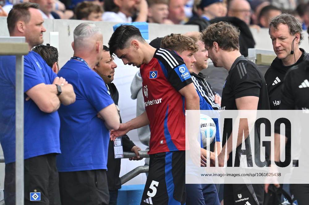Fussball I Herren I Saison 2024-2025 I 2. Bundesliga I 32. Spieltag I SV Darmstadt 98 - Hamburger SV I 03.05.2025 Dennis Hadzikadunic (5, Hamburger SV) muss verletzt vom Feld Darmstadt Böllenfalltor Hessen Deutschland