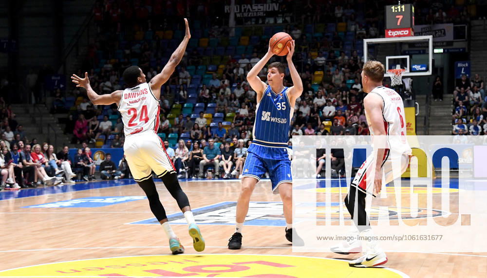 Basketball easyCredit BBL Bundesliga, Frankfurt Skyliners - Würzburg Baskets v.l. Jacob Knauf (Fraport Skyliners Frankfurt) Zweikampf, Duell, Passspiel Aubrey Dawkins (Wuerzburg Baskets), Max Ugrai (Wuerzburg Baskets) Frankfurt am Main
