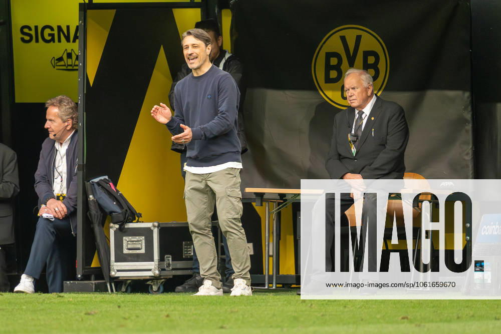 Niko Kovac (Borussia Dortmund 09, Cheftrainer) klatscht am Spielfeldrand, GER BVB Borussia Dortmund 09 vs. VfL Wolfsburg, Fussball, Bundesliga, Spieltag 32, Saison 2024 2025, 03.05.2025 DFB DFL REGULATIONS PROHIBIT ANY USE OF PHOTOGRAPHS AS IMAGE SEQUENCES AND OR QUASI-VIDEO, GER BVB Borussia Dortmund 09 vs. VfL Wolfsburg, Fussball, Bundesliga, Spieltag 32, Saison 2024 2025, 03.05.2025 Dortmund