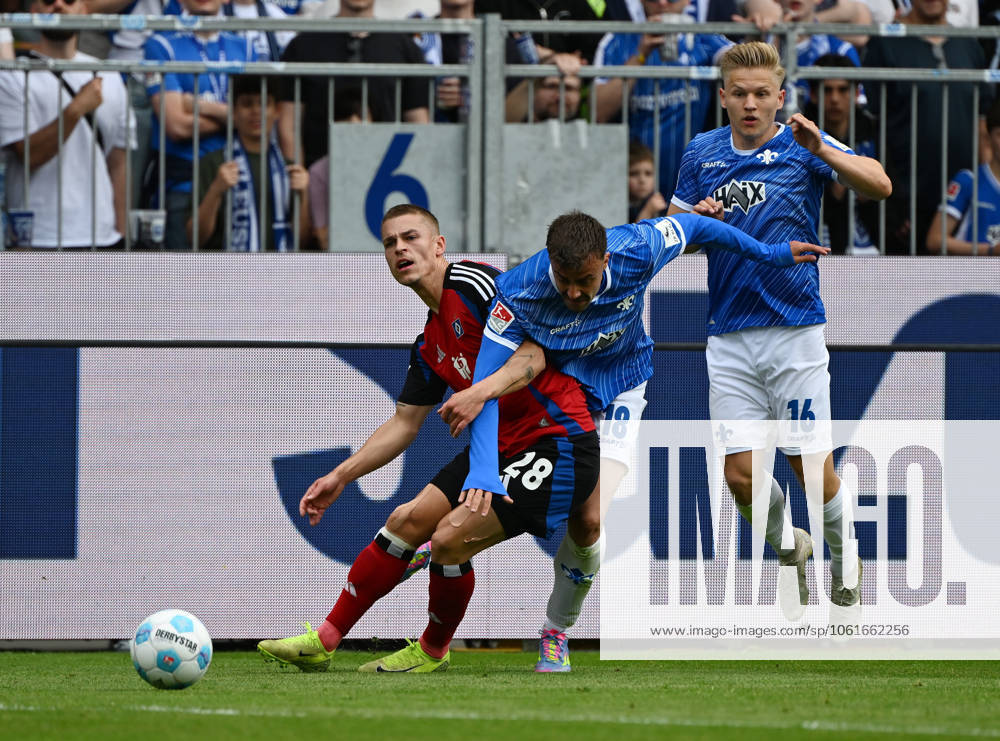 Fussball 2.Bundesliga, SV Darmstadt 98 - Hamburger SV v.l. Miro Muheim (Hamburger SV), Philipp Förster (SV Darmstadt 98), Andreas Mueller Müller (SV Darmstadt 98) Darmstadt