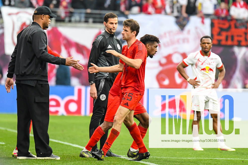 Fußball I Herren I Saison 2024-2025 I Bundesliga I 32. Spieltag I RB Leipzig - FC Bayern München I 03.05.2025 Thomas Müller (25, FC Bayern München) wird in der 61. Spielminute ausgewechselt. Für ihn kommt Kingsley Coman (11, FC Bayern München) auf das Spielfeld. Links wartet Vincent Kompany (Trainer, FC Bayern München) und will Müller abklatschen. Leipzig Red Bull Arena Sachsen Deutschland
