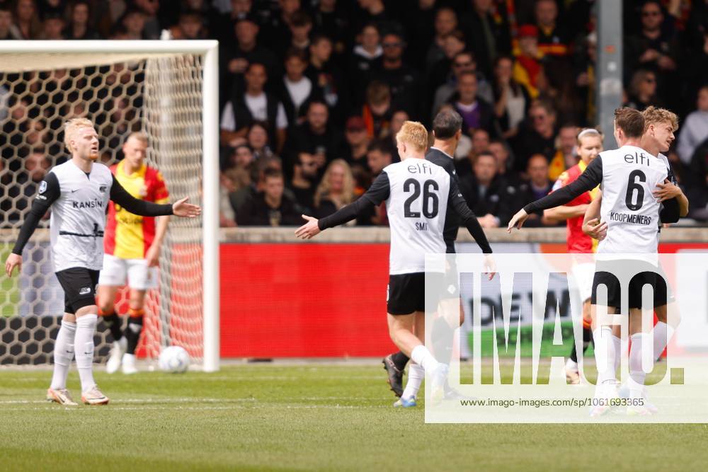 DEVENTER, Stadium De Adelaarshorst, 04-05-2025 , season 2024 2025 , Dutch Eredivisie. during the match Go Ahead Eagles - AZ, AZ celebrating the 0-1, AZ player Mexx Meerdink, AZ player Kees Smit, AZ player Peer Koopmeiners, AZ player Sven Mijnans Go Ahead Eagles - AZ x29075141x