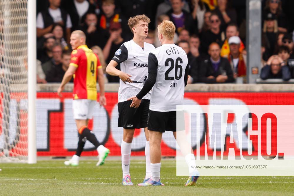 DEVENTER, Stadium De Adelaarshorst, 04-05-2025 , season 2024 2025 , Dutch Eredivisie. during the match Go Ahead Eagles - AZ, AZ player Sven Mijnans and AZ player Kees Smit celebrating the 0-1 Go Ahead Eagles - AZ x29075149x