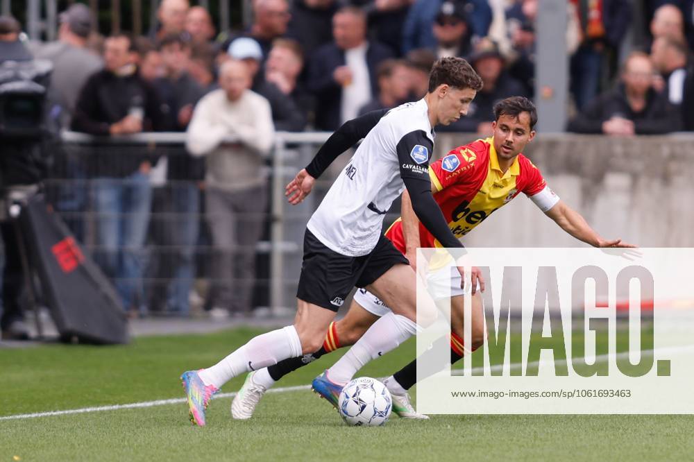 DEVENTER, Stadium De Adelaarshorst, 04-05-2025 , season 2024 2025 , Dutch Eredivisie. during the match Go Ahead Eagles - AZ, AZ player Ruben van Bommel, Go Ahead Eagles player Mats Deijl Go Ahead Eagles - AZ x29075188x