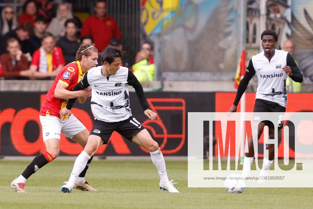 DEVENTER, Stadium De Adelaarshorst, 04-05-2025 , season 2024 2025 , Dutch Eredivisie. during the match Go Ahead Eagles - AZ, Go Ahead Eagles player Evert Linthorst, AZ player Seiya Maikuma Go Ahead Eagles - AZ x29075207x