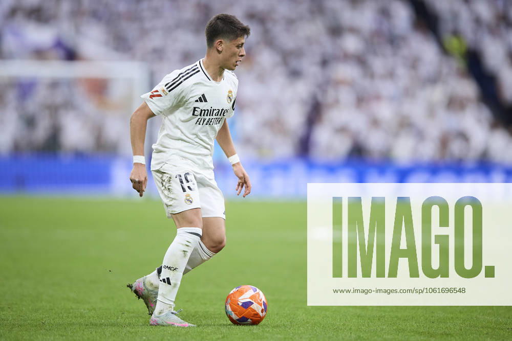 Arda Guller (Real Madrid CF) controls the ball during the LaLiga match between Real Madrid and RC Celta at Santiago Bernabà u on May 4, 2025 in Madrid, Spain. (Photo by Manu Reino DeFodi Images)