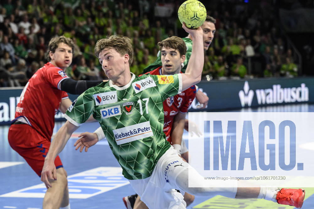 Im Bild v.l.: Nils Lichtlein (Fuechse Berlin, 17), Nikola Vlahovic (SG BBM Bietigheim, 03), Zweikampf, Action, Kampf, kaempft um den Ball, GER, Berlin, Handball, Fuechse Berlin vs SG BBM Bietigheim, DAIKIN Handball-Bundesliga, in der Max Schmeling Halle, 04.05.2025,