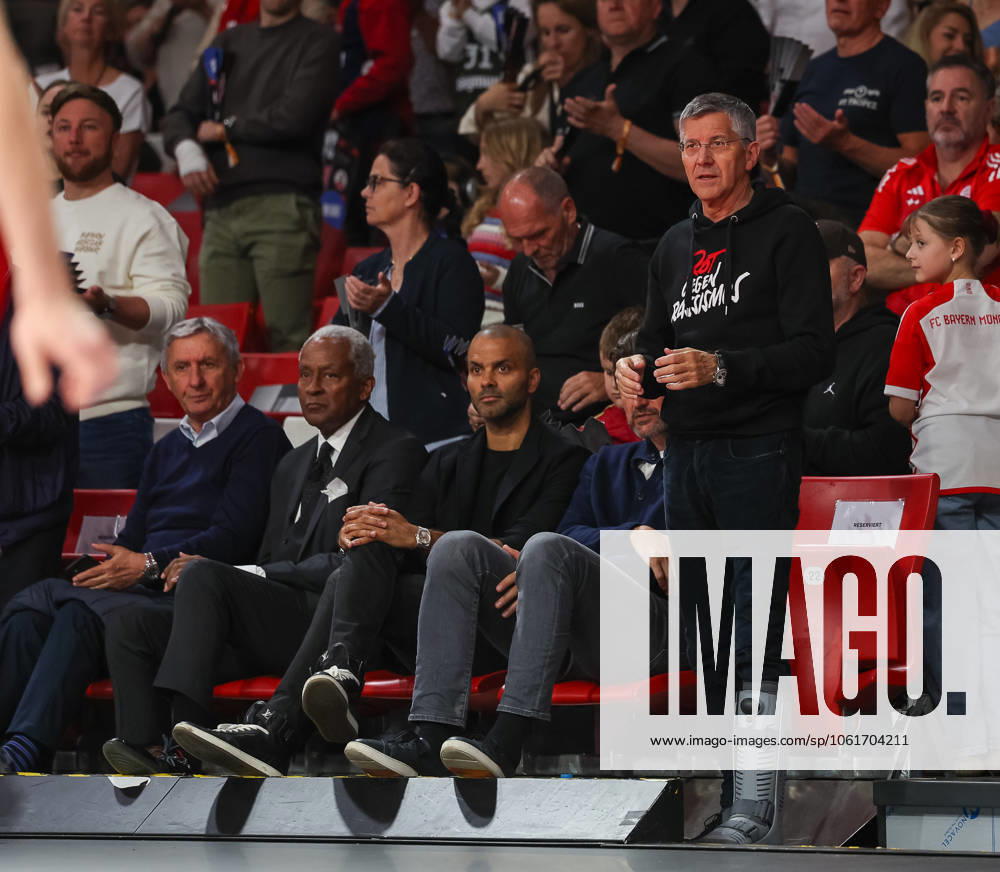 Herbert Hainer (FC Bayern Muenchen, Praesident) stehend mit Marko Pesic (FC Bayern Basketball, Geschaeftsfuehrer, Chief Executive Officer) und Tony Parker, GER, FC Bayern Basketball vs. BG Goettingen, Basketball, easycredit Basketball Bundesliga, BBL, 32. Spieltag, Saison 2024 2025, 04.05.2025, GER, FC Bayern Basketball vs. BG Goettingen, Basketball, easycredit Basketball Bundesliga, BBL, 32. Spieltag, Saison 2024 2025, 04.05.2025 Muenchen