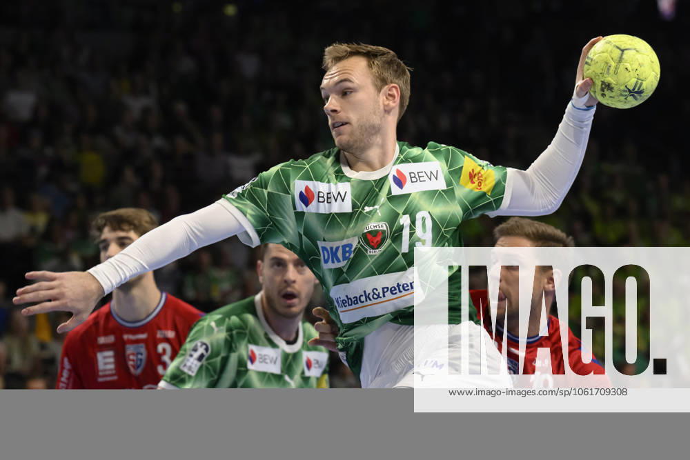 Im Bild v.l.: Mathias Gidsel (Fuechse Berlin, 19), Zweikampf, Action, Kampf, kaempft um den Ball, GER, Berlin, Handball, Fuechse Berlin vs SG BBM Bietigheim, DAIKIN Handball-Bundesliga, in der Max Schmeling Halle, 04.05.2025,