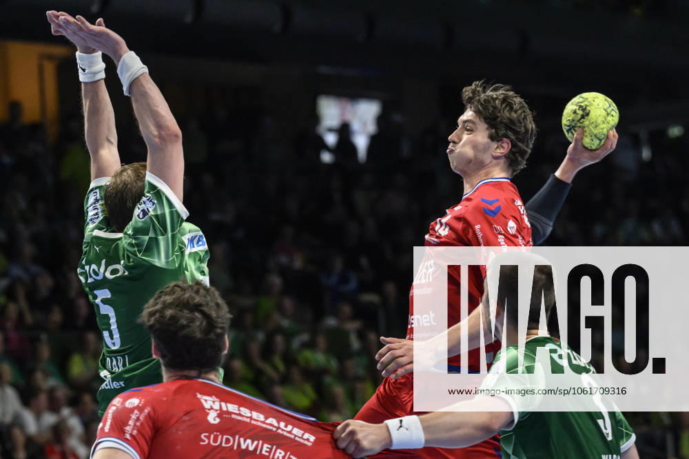 Im Bild v.l.: Max Darj (Fuechse Berlin, 05), Fynn Nicolaus (SG BBM Bietigheim, 14), Zweikampf, Action, Kampf, kaempft um den Ball, GER, Berlin, Handball, Fuechse Berlin vs SG BBM Bietigheim, DAIKIN Handball-Bundesliga, in der Max Schmeling Halle, 04.05.2025,