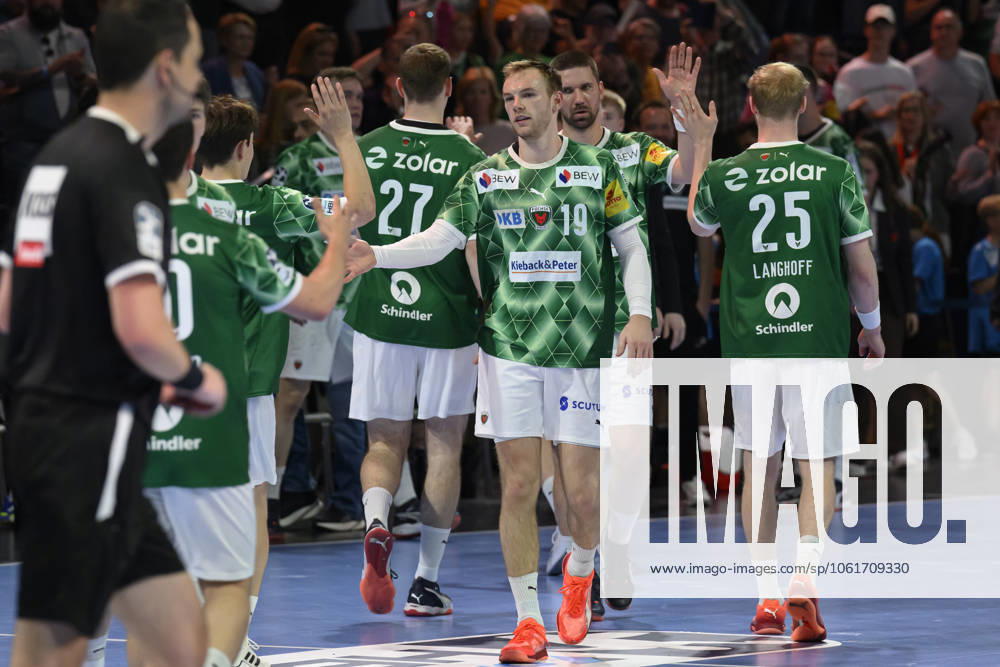 Im Bild v.l.: Mathias Gidsel (Fuechse Berlin, 19), freuen sich ueber ihren Sieg, GER, Berlin, Handball, Fuechse Berlin vs SG BBM Bietigheim, DAIKIN Handball-Bundesliga, in der Max Schmeling Halle, 04.05.2025,