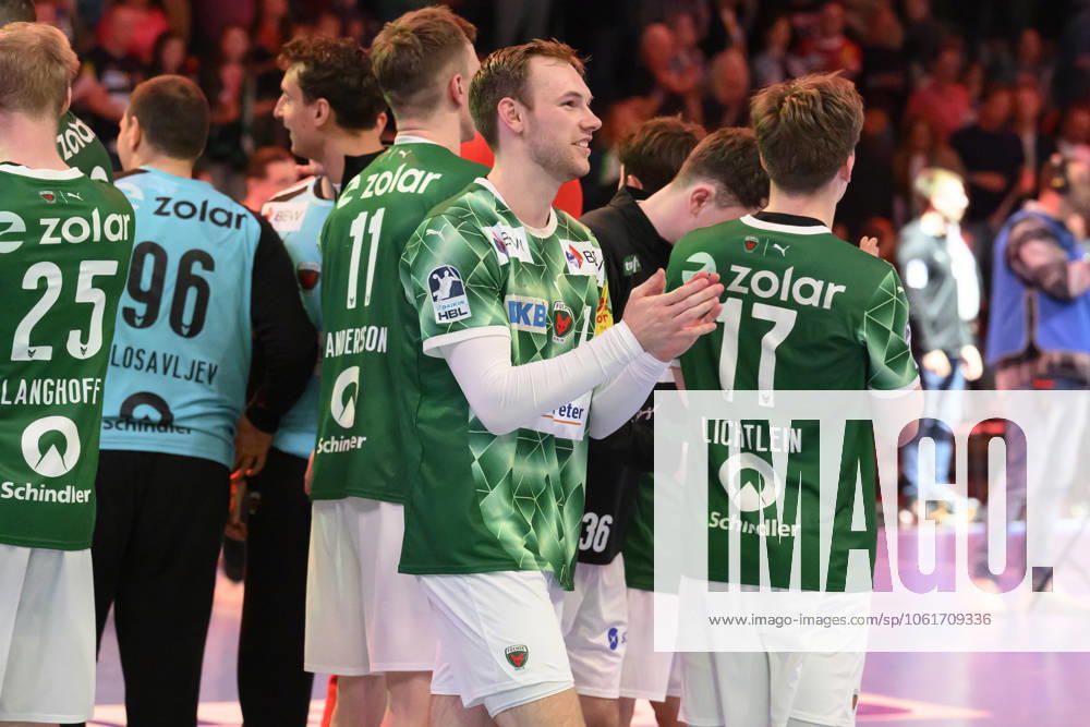 Im Bild v.l.: Mathias Gidsel (Fuechse Berlin, 19), freuen sich ueber ihren Sieg, GER, Berlin, Handball, Fuechse Berlin vs SG BBM Bietigheim, DAIKIN Handball-Bundesliga, in der Max Schmeling Halle, 04.05.2025,