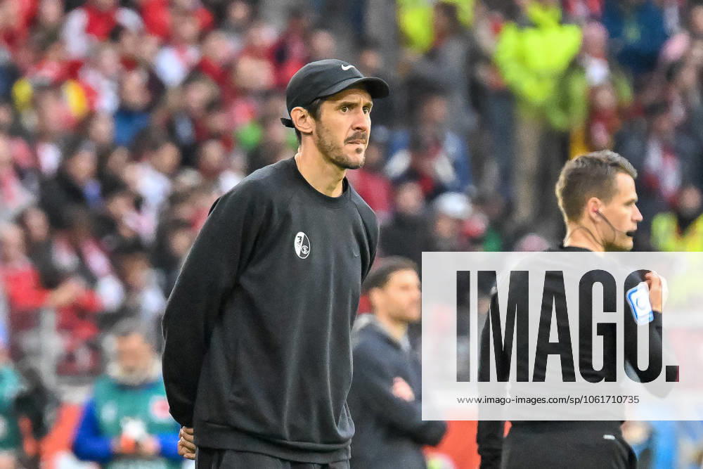 Julian Schuster (SC Freiburg, Trainer) mit neutraler Emotion. GER, SC Freiburg - Bayer 04 Leverkusen, Fussball, Bundesliga, 32. Spieltag, Saison 2024 2025, 04.05.2025 DFL DFB REGULATIONS PROHIBIT ANY USE OF PHOTOGRAPHS AS IMAGE SEQUENCES AND OR QUASI-VIDEO GER, SC Freiburg - Bayer 04 Leverkusen, Fussball, Bundesliga, 32. Spieltag, Saison 2024 2025, 04.05.2025 Freiburg
