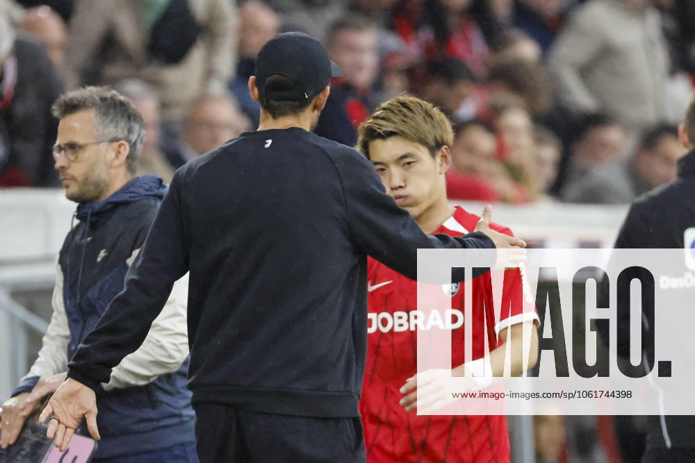 Julian Schuster (SC Freiburg, Trainer) und Ritsu Doan (SC Freiburg, 42) , Deutschland, Fussball, 1. Bundesliga, 32.Spieltag, 2024 2025, SC Freiburg vs. Bayer 04 Leverkusen, 04.05.2025, Europa-Park Stadion, Freiburg im Breisgau, Deutschland DFL REGULATIONS PROHIBIT ANY USE OF PHOTOGRAPHS AS IMAGE SEQUENCES AND OR QUASI-VIDEO. Freiburg im Breisgau Europa-Park Stadion Baden-Württemberg Deutschland