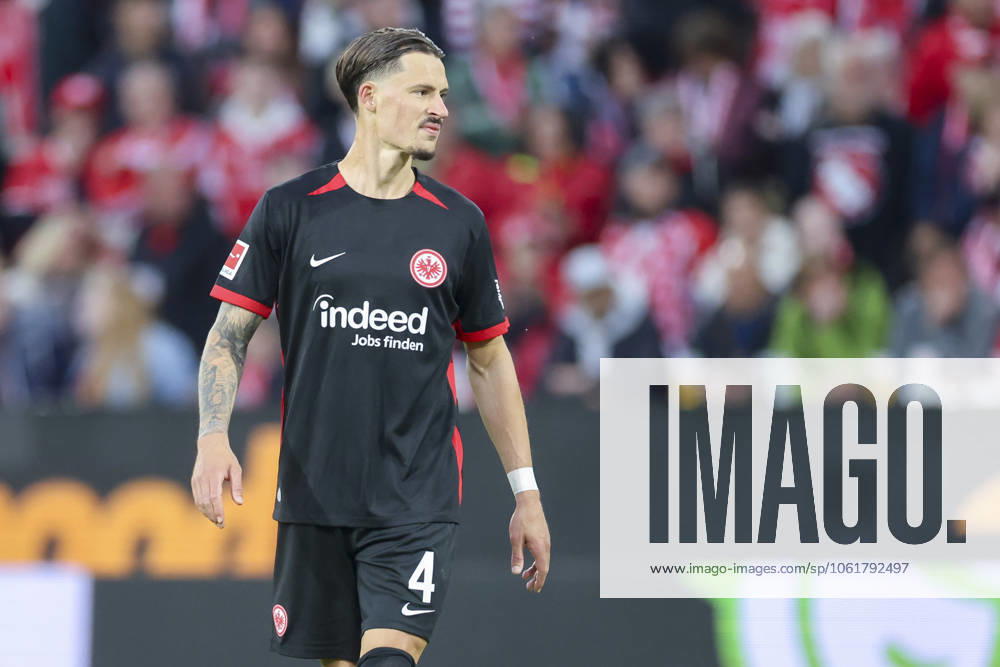 Robin Koch (Eintracht Frankfurt) schaut enttaeuscht, Bundesliga, 1. FSV Mainz 05 v Eintracht Frankfurt, Mewa Arena am 04. May 2025 in Mainz, Deutschland. (Foto von Marco Steinbrenner DeFodi Images) Robin Koch (Eintracht Frankfurt) looks dejected, Bundesliga, 1. FSV Mainz 05 v Eintracht Frankfurt, Mewa Arena, May 4, 2025 in Mainz, Germany. (Photo by Marco Steinbrenner DeFodi Images) DFL regulations prohibit any use of photographs as image sequences and or quasi-video.