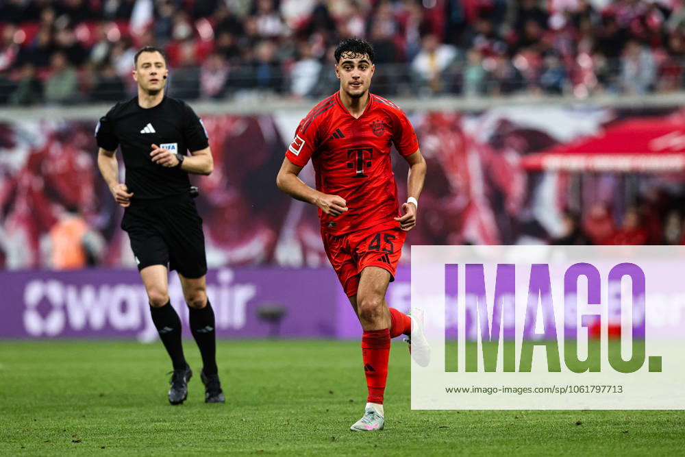 Aleksandar Pavlovic (FC Bayern München,45) - 1. Fussball Bundesliga Saison 2024-2025 Punktspiel RB Leipzig vs. FC Bayern München in der Red Bull Arena in Leipzig - Aktion,Fussball,Deutschland,Mann,Männer