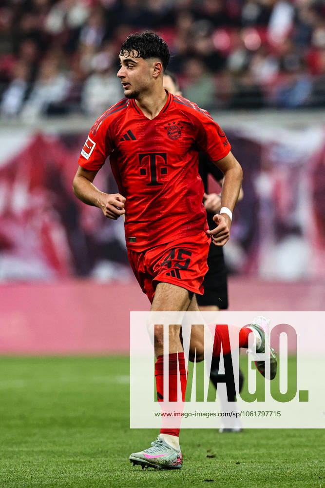 Aleksandar Pavlovic (FC Bayern München,45) - 1. Fussball Bundesliga Saison 2024-2025 Punktspiel RB Leipzig vs. FC Bayern München in der Red Bull Arena in Leipzig - Aktion,Fussball,Deutschland,Mann,Männer