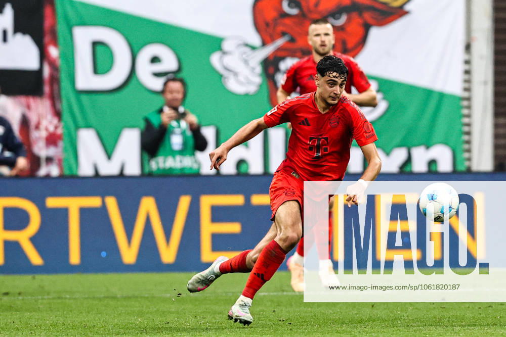 Aleksandar Pavlovic (FC Bayern München,45) - 1. Fussball Bundesliga Saison 2024-2025 Punktspiel RB Leipzig vs. FC Bayern München in der Red Bull Arena in Leipzig - Aktion,Fussball,Deutschland,Mann,Männer