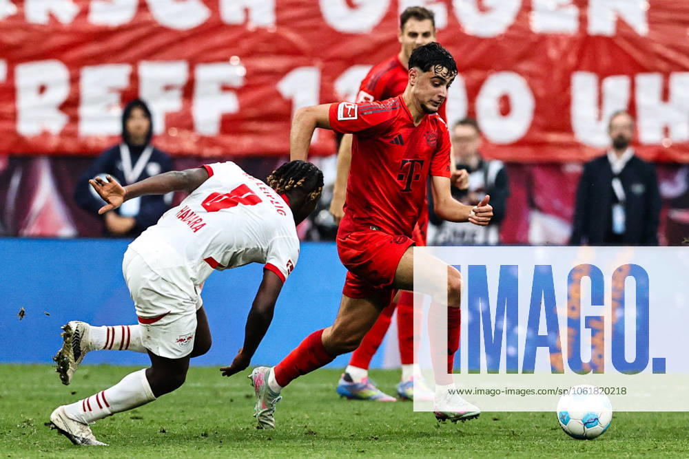 Aleksandar Pavlovic (FC Bayern München,45) gegen Amadou Haidara (RB Leipzig,8) - 1. Fussball Bundesliga Saison 2024-2025 Punktspiel RB Leipzig vs. FC Bayern München in der Red Bull Arena in Leipzig - Aktion,Fussball,Deutschland,Mann,Männer