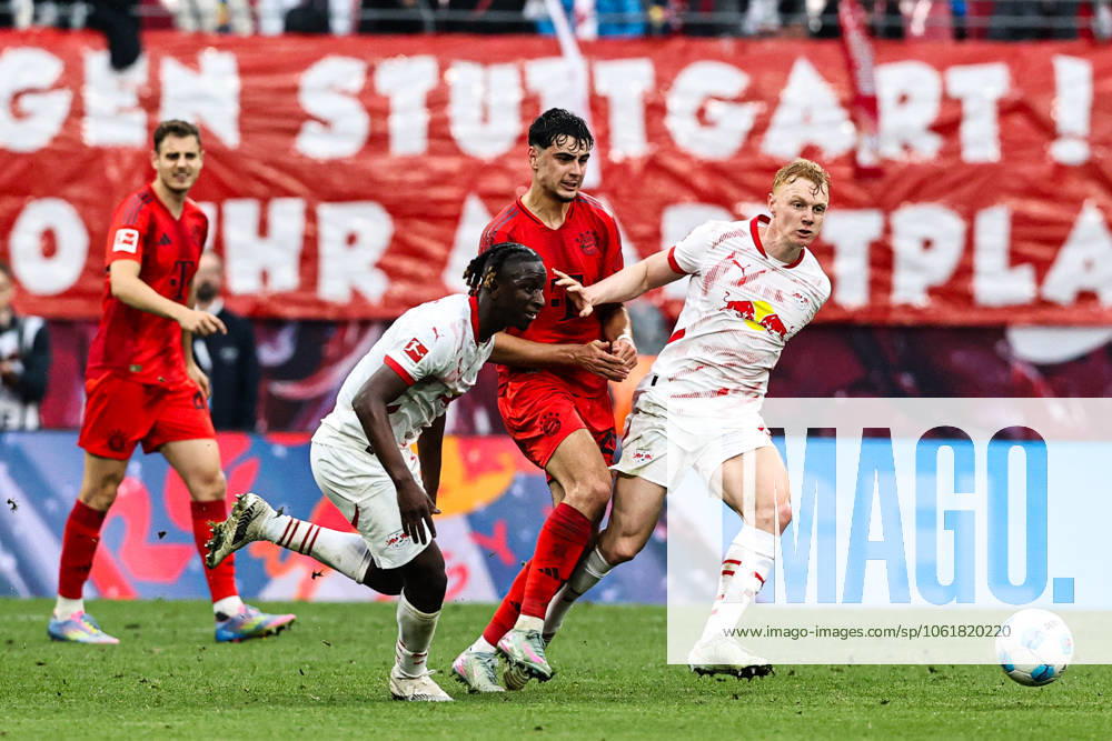 Aleksandar Pavlovic (FC Bayern München,45) gegen Nicolas Seiwald (RB Leipzig,13) und Amadou Haidara (RB Leipzig,8) - 1. Fussball Bundesliga Saison 2024-2025 Punktspiel RB Leipzig vs. FC Bayern München in der Red Bull Arena in Leipzig - Aktion,Fussball,Deutschland,Mann,Männer