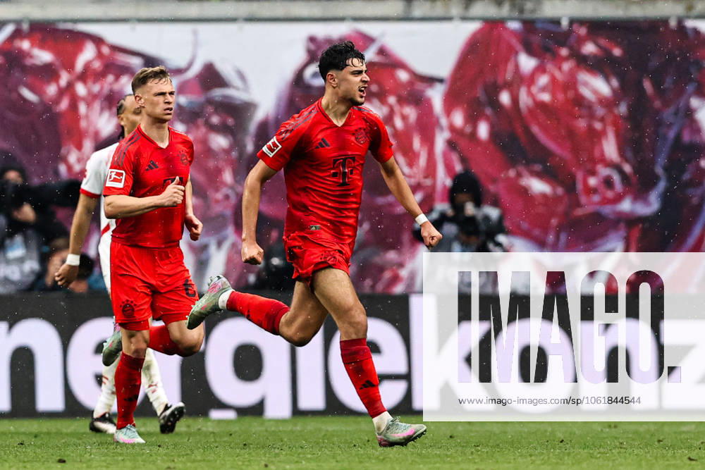 Aleksandar Pavlovic (FC Bayern München,45) und Joshua Kimmich (FC Bayern München,6) - 1. Fussball Bundesliga Saison 2024-2025 Punktspiel RB Leipzig vs. FC Bayern München in der Red Bull Arena in Leipzig - Aktion,Fussball,Deutschland,Mann,Männer