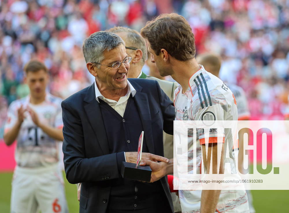 Herbert Hainer (FC Bayern Muenchen, Praesident) mit Thomas Mueller (FC Bayern Muenchen, 25) bei der Verabschiedung vor dem Spiel, GER, FC Bayern Muenchen vs. Borussia Moenchengladbach, Fussball, Bundesliga, 33. Spieltag, Spielzeit 2024 2025, 10.05.2025, , GER, FC Bayern Muenchen vs. Borussia Moenchengladbach, Fussball, Bundesliga, 33. Spieltag, Spielzeit 2024 2025, 10.05.2025 Muenchen