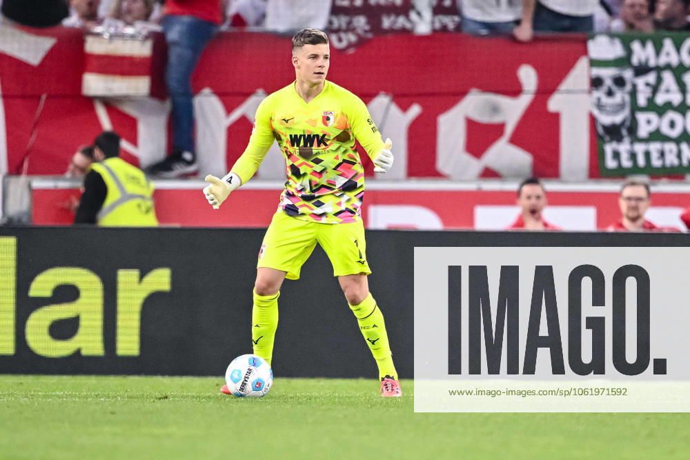 Torwart Finn Dahmen (FC Augsburg) in Aktion, am Ball, Einzelaktion waehrend des Spiels der 1. Bundesliga zwischen VfB Stuttgart und FC Augsburg, MHPArena Stuttgart am 11. May 2025 in Stuttgart, Deutschland. (Foto von Harry Langer DeFodi Images) +++ Torwart Finn Dahmen (FC Augsburg) controls the Ball during the Bundesliga match between VfB Stuttgart and FC Augsburg at MHPArena Stuttgart on May 11, 2025 in Stuttgart, Germany. (Photo by Harry Langer DeFodi Images) DFL regulations prohibit any use of photographs as image sequences and or quasi-video. (Photo by Harry Langer DeFodi Images) DFL regulations prohibit any use of photographs as image sequences and or quasi-video.