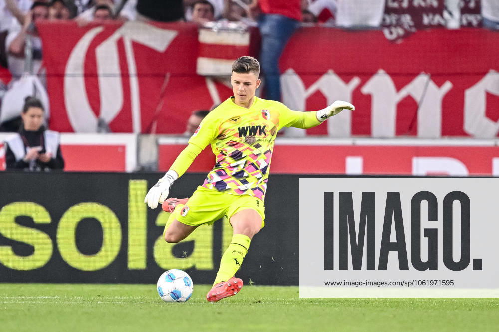 Torwart Finn Dahmen (FC Augsburg) in Aktion, am Ball, Einzelaktion waehrend des Spiels der 1. Bundesliga zwischen VfB Stuttgart und FC Augsburg, MHPArena Stuttgart am 11. May 2025 in Stuttgart, Deutschland. (Foto von Harry Langer DeFodi Images) +++ Torwart Finn Dahmen (FC Augsburg) controls the Ball during the Bundesliga match between VfB Stuttgart and FC Augsburg at MHPArena Stuttgart on May 11, 2025 in Stuttgart, Germany. (Photo by Harry Langer DeFodi Images) DFL regulations prohibit any use of photographs as image sequences and or quasi-video. (Photo by Harry Langer DeFodi Images) DFL regulations prohibit any use of photographs as image sequences and or quasi-video.