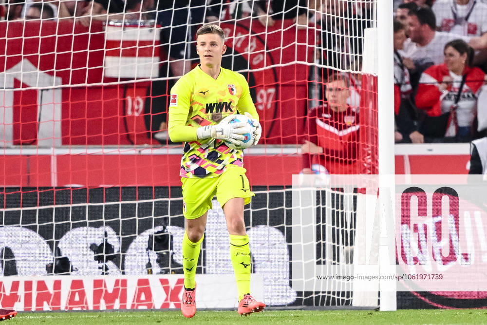 Torwart Finn Dahmen (FC Augsburg) in Aktion, am Ball, Einzelaktion waehrend des Spiels der 1. Bundesliga zwischen VfB Stuttgart und FC Augsburg, MHPArena Stuttgart am 11. May 2025 in Stuttgart, Deutschland. (Foto von Harry Langer DeFodi Images) +++ Torwart Finn Dahmen (FC Augsburg) controls the Ball during the Bundesliga match between VfB Stuttgart and FC Augsburg at MHPArena Stuttgart on May 11, 2025 in Stuttgart, Germany. (Photo by Harry Langer DeFodi Images) DFL regulations prohibit any use of photographs as image sequences and or quasi-video. (Photo by Harry Langer DeFodi Images) DFL regulations prohibit any use of photographs as image sequences and or quasi-video.