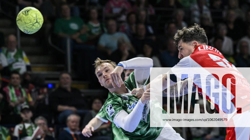 Im Bild v.l.: Mathias Gidsel (Fuechse Berlin, 19), Justin Kurch (ThSV Eisenach, 52), Zweikampf, Action, Kampf, kaempft um den Ball, GER, Berlin, Handball, Fuechse Berlin vs ThSV Eisenach, DAIKIN Handball-Bundesliga, in der Max Schmeling Halle, 15.05.2025,