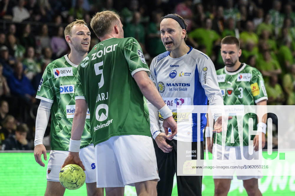 Im Bild v.l.: Mathias Gidsel (Fuechse Berlin, 19), Max Darj (Fuechse Berlin, 05), Silvio Heinevetter (ThSV Eisenach, 12), diskutieren nach Faulspiel eines Eisenachers, GER, Berlin, Handball, Fuechse Berlin vs ThSV Eisenach, DAIKIN Handball-Bundesliga, in der Max Schmeling Halle, 15.05.2025,