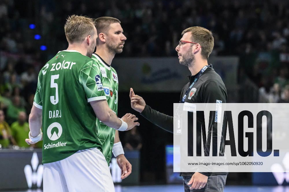 Im Bild v.l.: Max Darj (Fuechse Berlin, 05), Fabian Wiede (Fuechse Berlin, 03), Jaron Siewert (Fuechse Berlin - Trainer), reden sprechen, vor der 2.ten Halbzeit, GER, Berlin, Handball, Fuechse Berlin vs ThSV Eisenach, DAIKIN Handball-Bundesliga, in der Max Schmeling Halle, 15.05.2025,