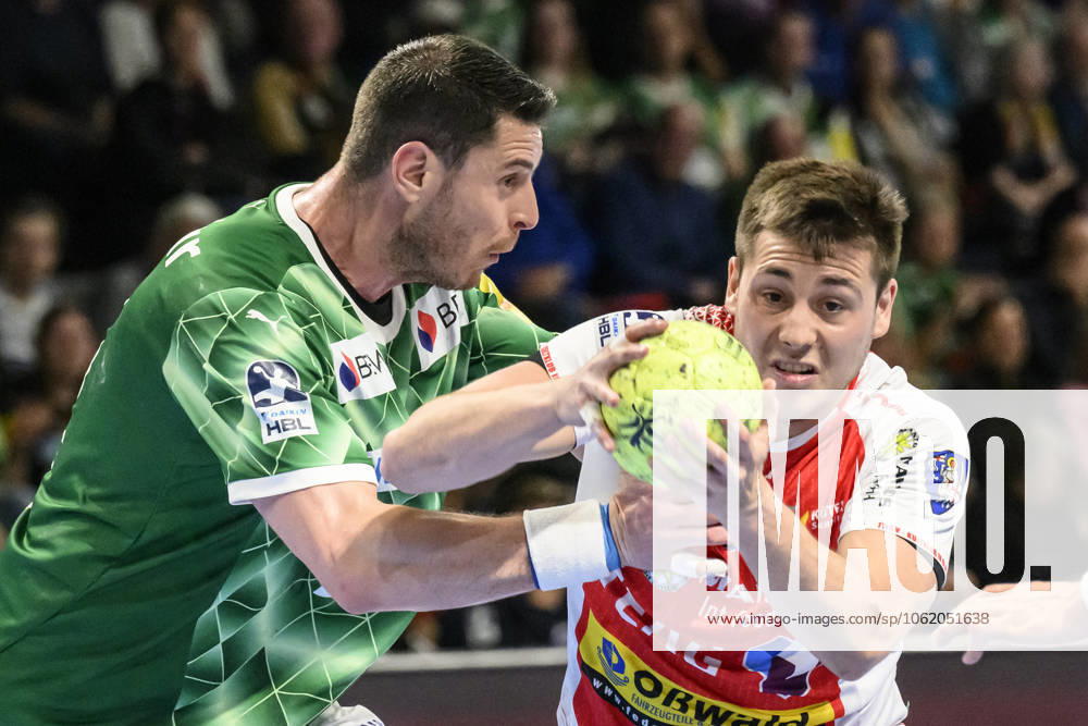 Im Bild v.l.: Mijajlo Marsenic (Fuechse Berlin, 93), Aleksandar Capric (ThSV Eisenach, 06), Zweikampf, Action, Kampf, kaempft um den Ball, GER, Berlin, Handball, Fuechse Berlin vs ThSV Eisenach, DAIKIN Handball-Bundesliga, in der Max Schmeling Halle, 15.05.2025,